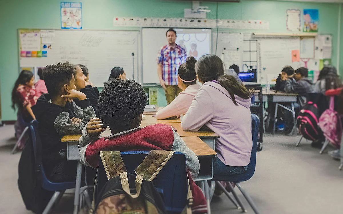 Schülerinnen und Schüler im Klassenzimmer