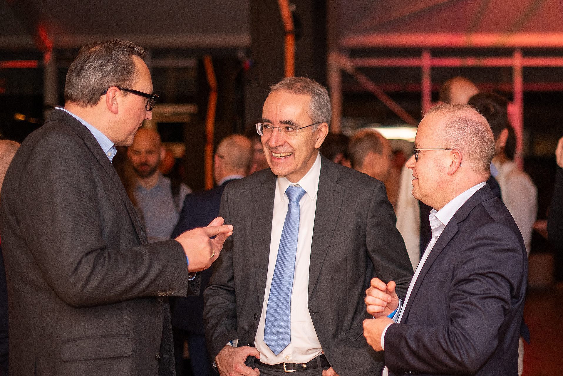 Prof. Dr. Gunter Löffler in conversation with business representatives