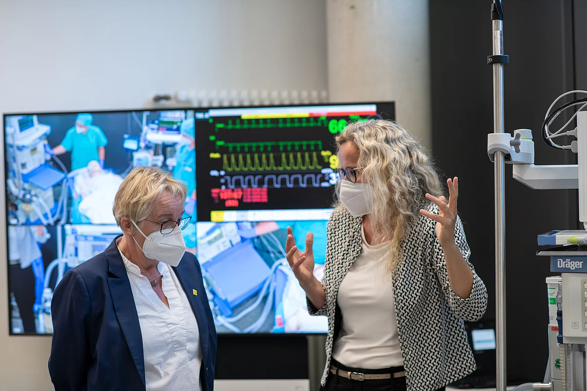 Prof. Bettina Jungwirth (re.), Direktorin der Klinik für Anästhesiologie, informiert Ministerin Theresia Bauer über die Verwendung von Narkosegasen