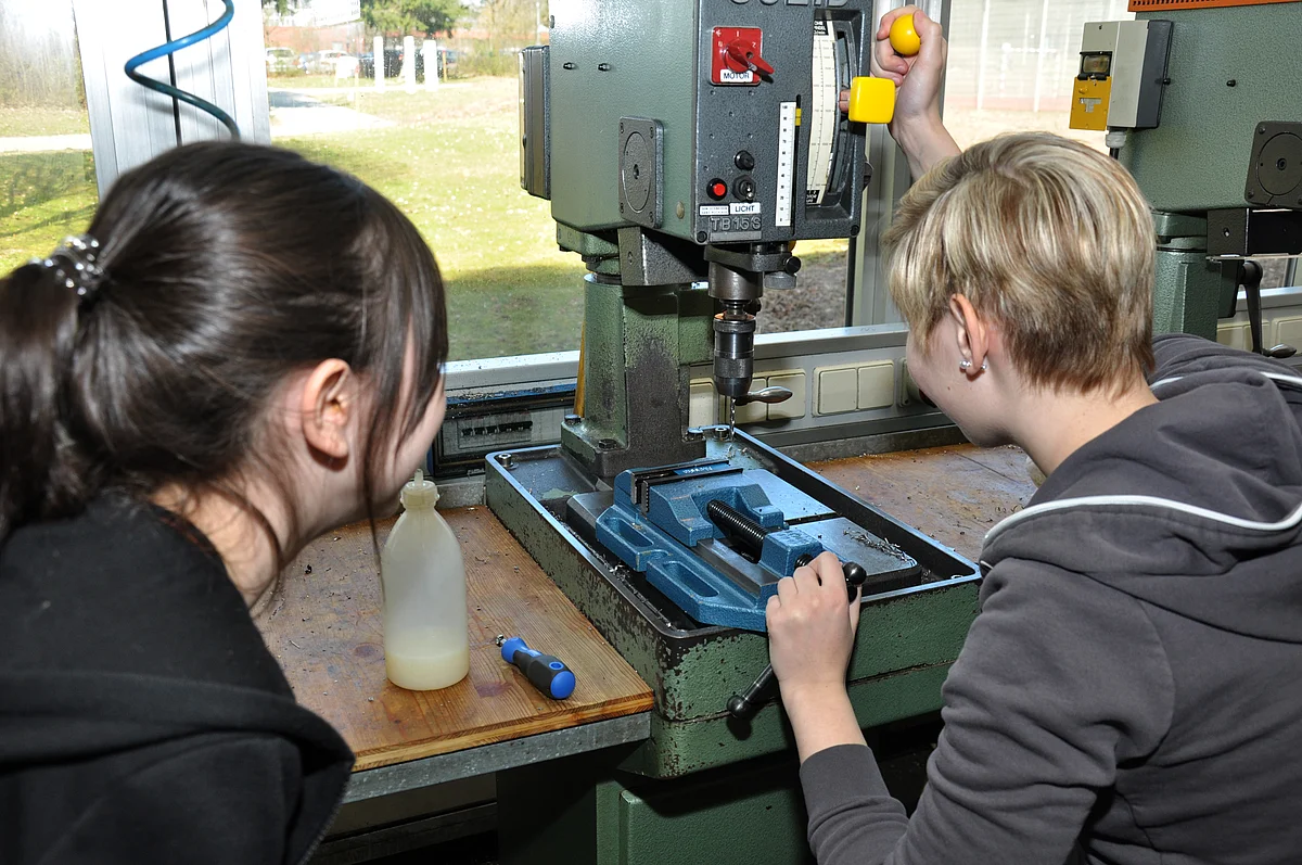 Zwei Schülerinnen an der Werkbank