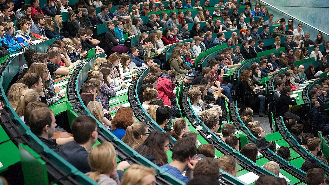 Studierende sitzen im Hörsaal