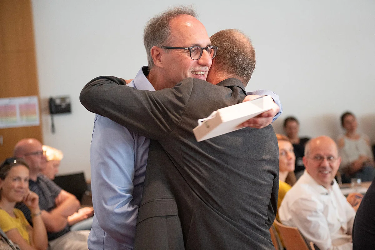 Der amtierende Präsident Prof. Michael Weber (rechts) verabschiedet den scheidenden Vizepräsidenten für Forschung Prof. Joachim Ankerhold 
