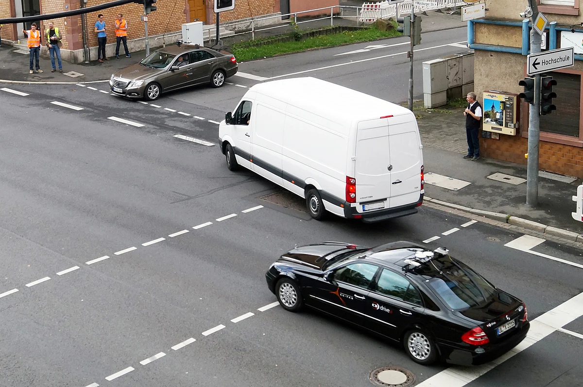 automatisiertes Fahrzeug beim Abbiegen in einer Kreuzung 