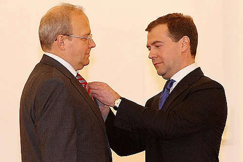 Prof. Alexei Khokhlov erhält den Russsichen Staatspreis aus der Hand von Präsident Dmitri Medwedew.