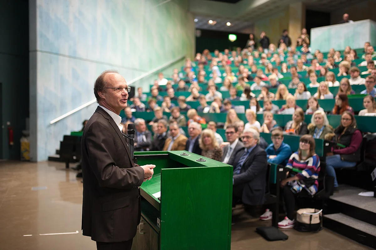 Universitätspräsident Prof. Michael Weber begrüßte im vollbesetzten Hörsaal 4/5 die Studienanfängerinnen und -anfänger