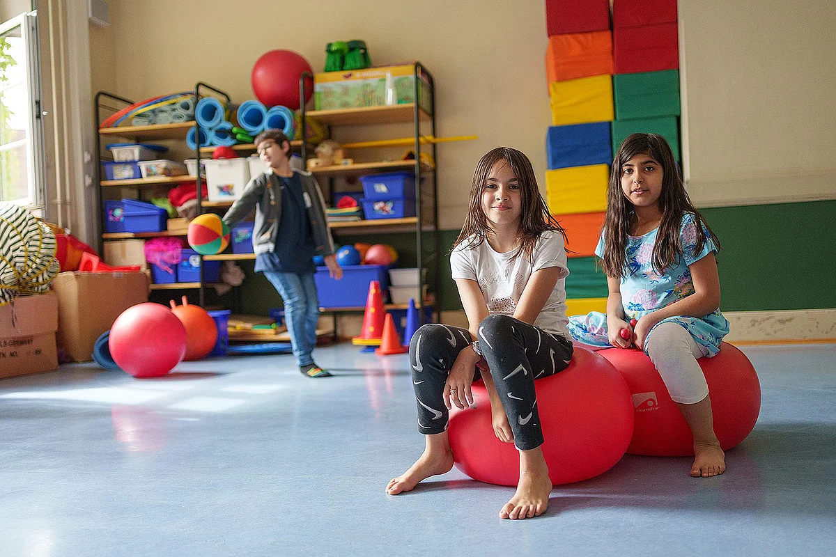 Kinder spielen mit Hüpfbällen 