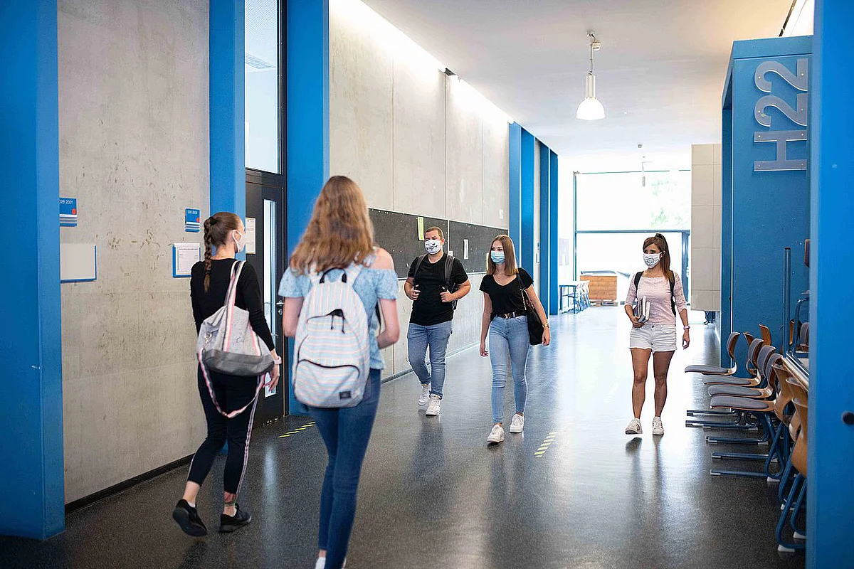 Studierende im Flur H22
