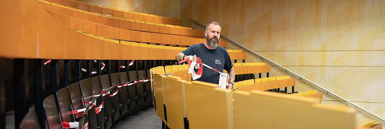 Hausmeister Matthias Sigloch Hausmeister in leerem Hörsaal