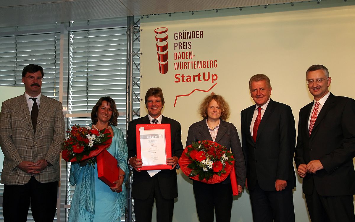 Günter Guthan (stellvertretendes Vorstandsmitglied der Sparkasse Ulm), Dr. Cornelia Neidlinger-Wilke,Prof. Dr. Hans-Joachim  Wilke und Dr. Annette Kettler (alle SpineServ), Wirtschaftsminister Ernst  Pfister und Sparkassenpräsident Peter Schneider (von 