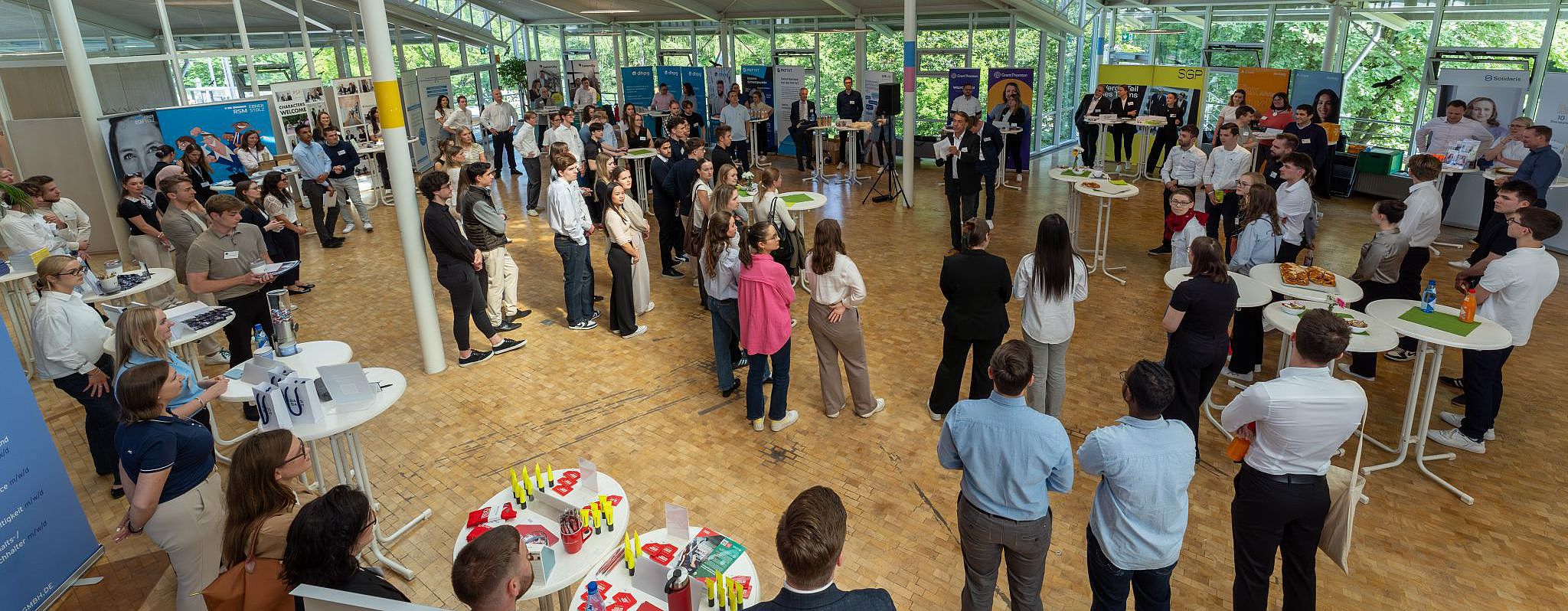 Job und Praktikumsboerse: Studierende und Marktstände