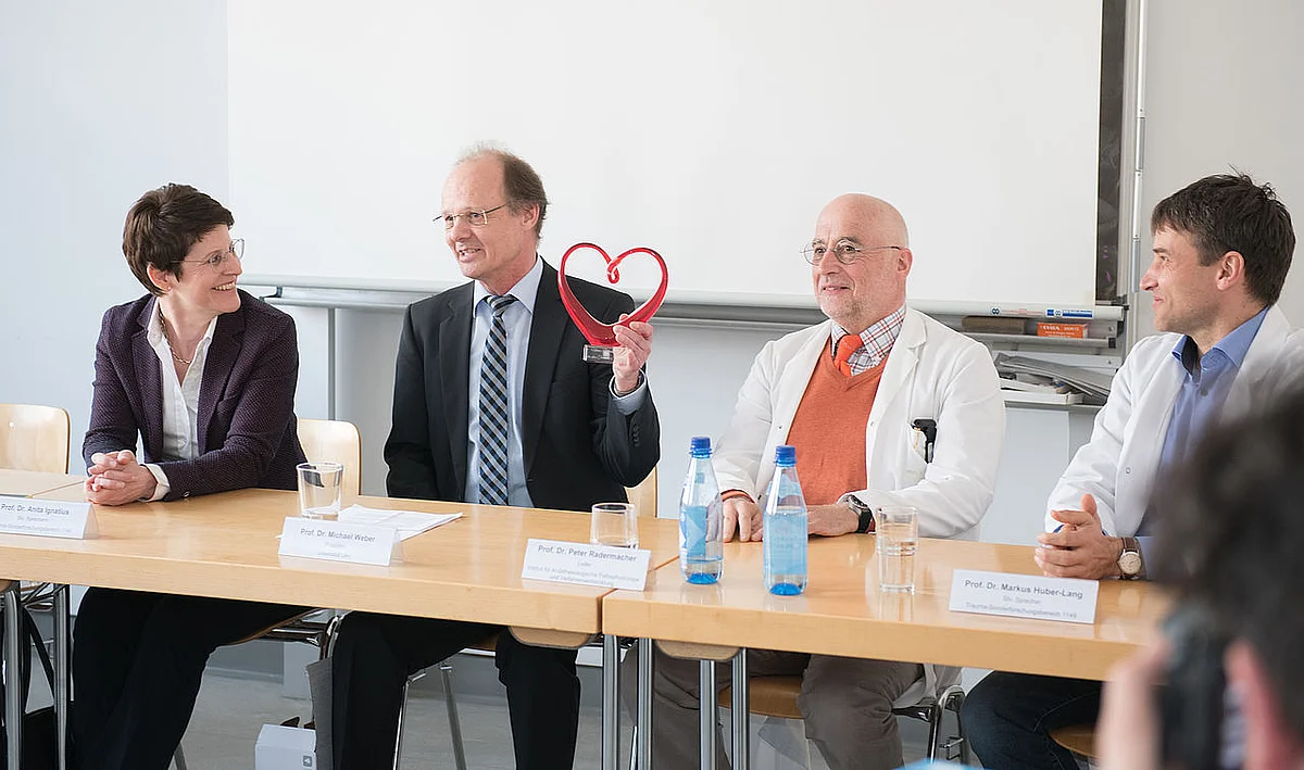 Universitätspräsident verleiht Patientenherz