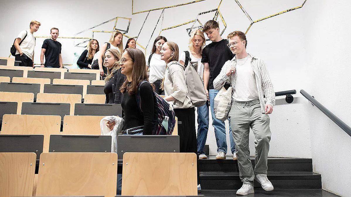 Studierende gehen in den Hörsaal