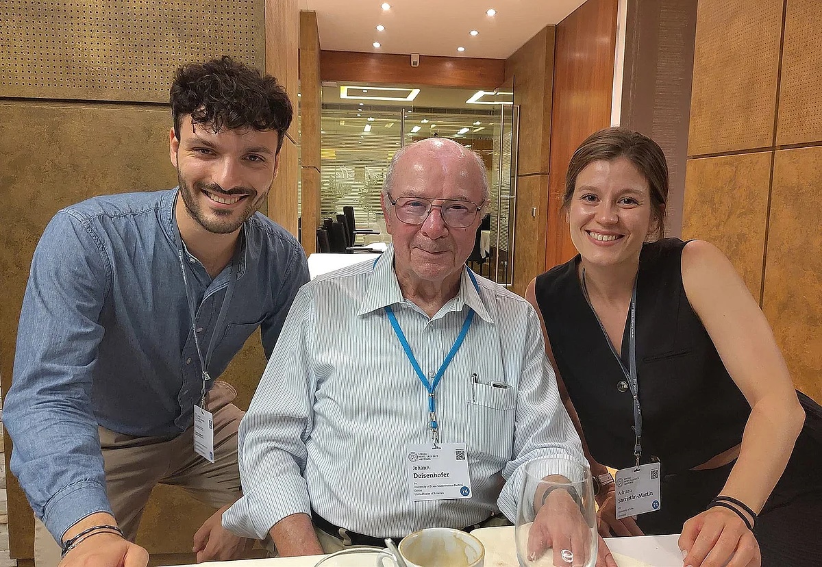 Alessandro Innocenti und Adriana Sacristán-Martín mit dem Chemie-Nobelpreisträger Johann Deisenhofer (Mitte) 