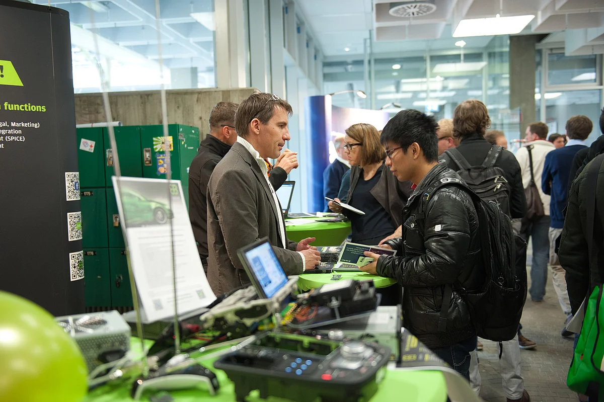 Die Chance, persönlich mit Firmenvertretern lokaler und überregionaler Firmen ins Gespräch zu kommen, wurde auch beim letzten Career Day ausgiebig genutzt (Foto: Eberhardt / Uni Ulm)