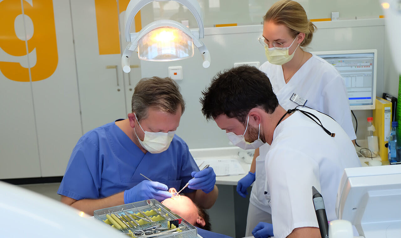 Zahnarzt überprüft die Arbeit der Studenten