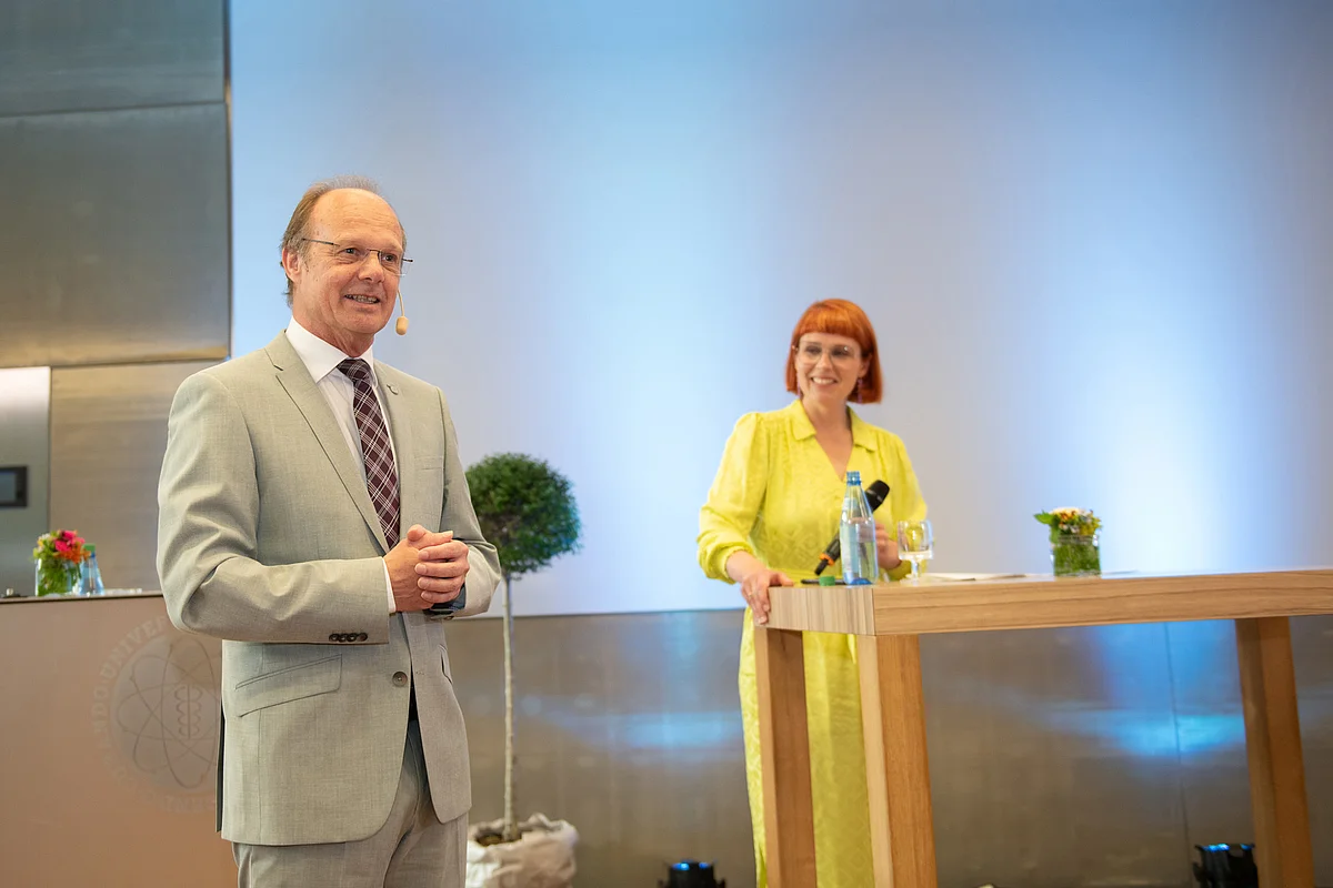 Uni-Präsident Professor Michael Weber und Moderatorin Dana Hoffmann