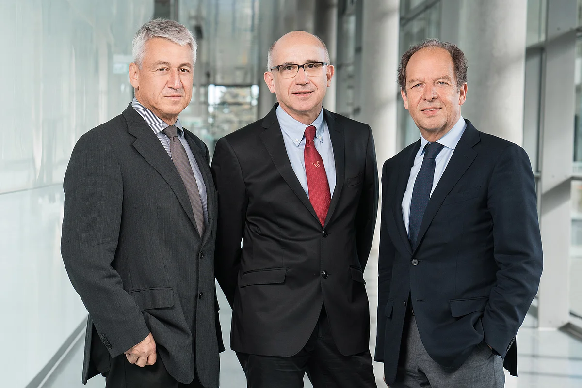 [Translate to english:] (v.l.): Prof. Thomas Wirth, Prof. Hartmut Döhner, sowie Prof. Klaus-Michael Debatin
