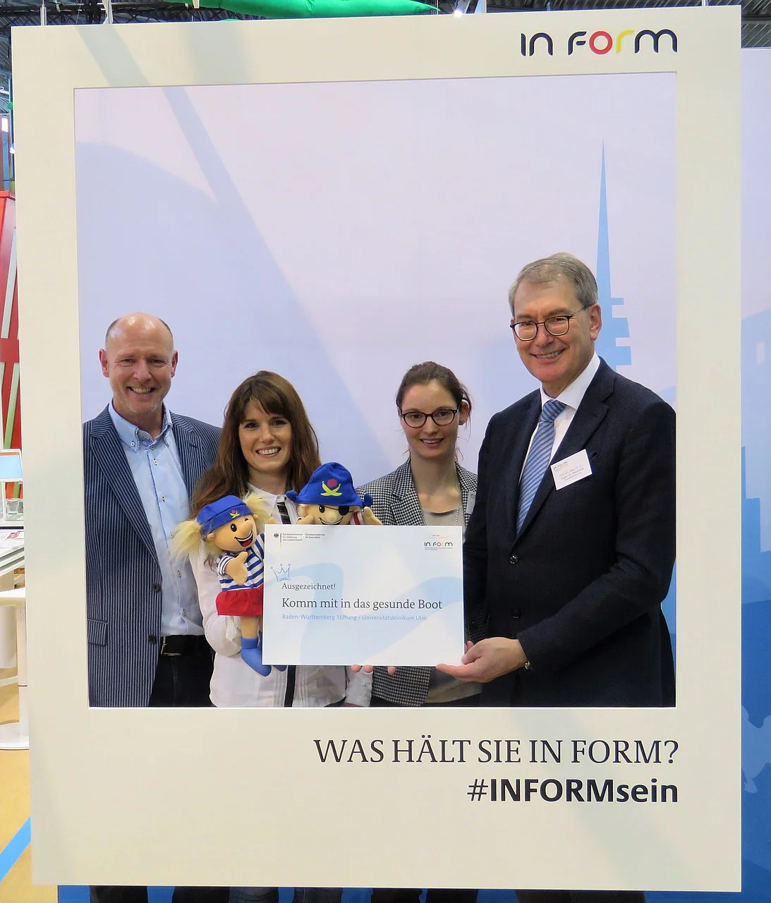 Freude über die Auszeichnung: Prof. Jürgen Steinacker (r.), Kurt Henn vom Bundesministerium für Ernährung und Landwirtschaft (l.) mit Eva-Maria Friedemann und Belinda Hoffmann (Baden-Württemberg Stiftung) (Foto: m&p: public relations)
