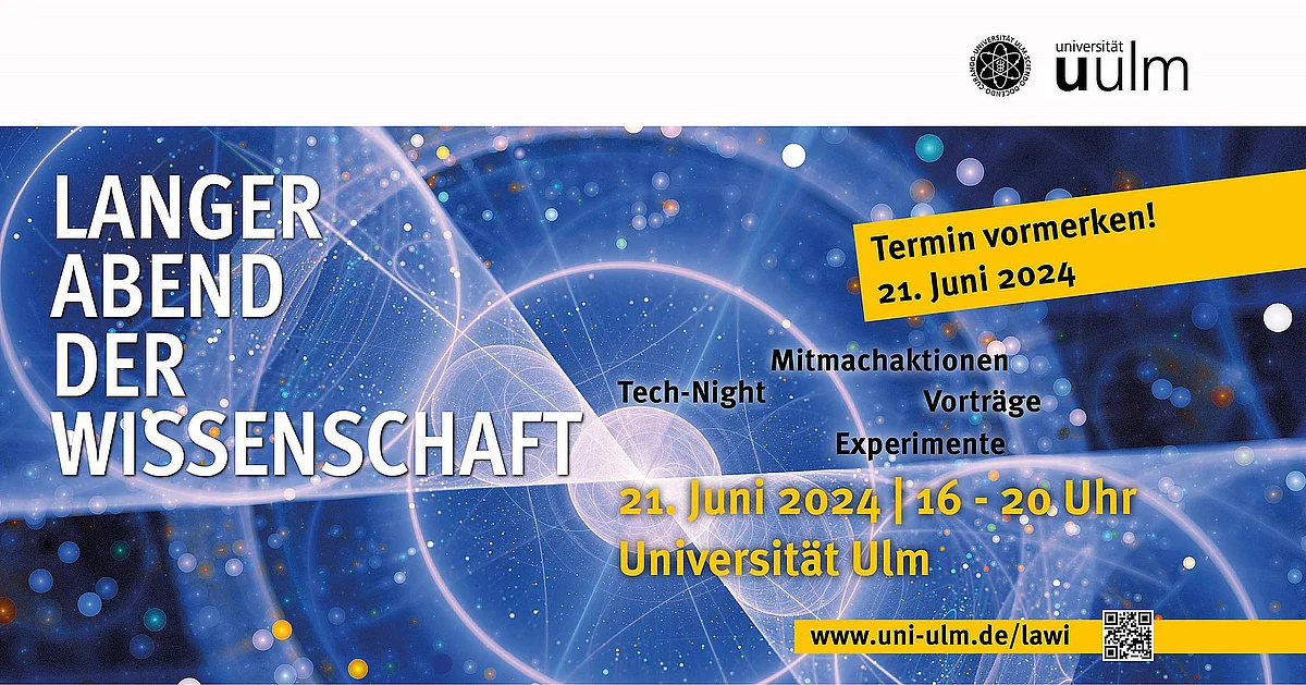 Forschende präsentieren Drohne an einem Infostand