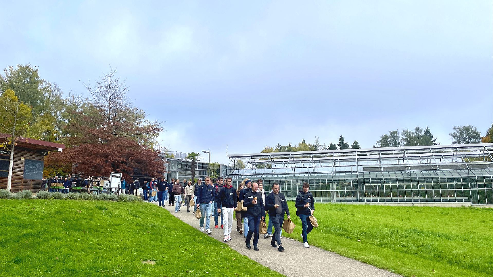 Zum Semesterstart wandern Studierende der Fakultät MaWi am Botanischen Garten los