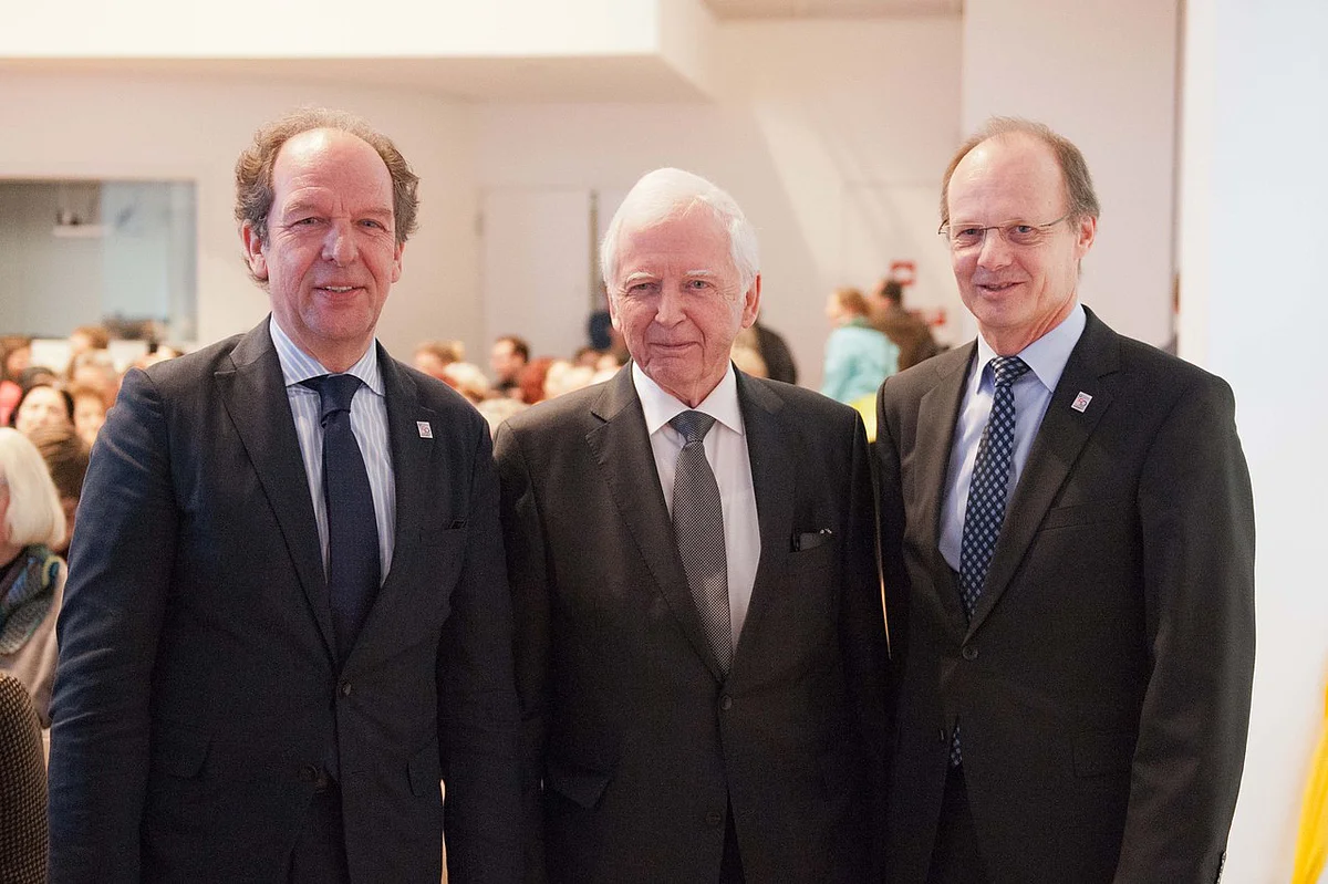 Prof. Harald zur Hausen (Mitte), Prof. Klaus-Michael Debatin (links) und Universitätspräsident Prof. Michael Weber (rechts)