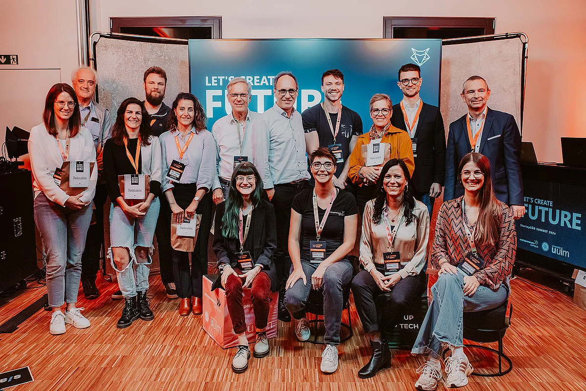 Gruppenfoto mit Teilnehmenden des StartupSÜD Summits
