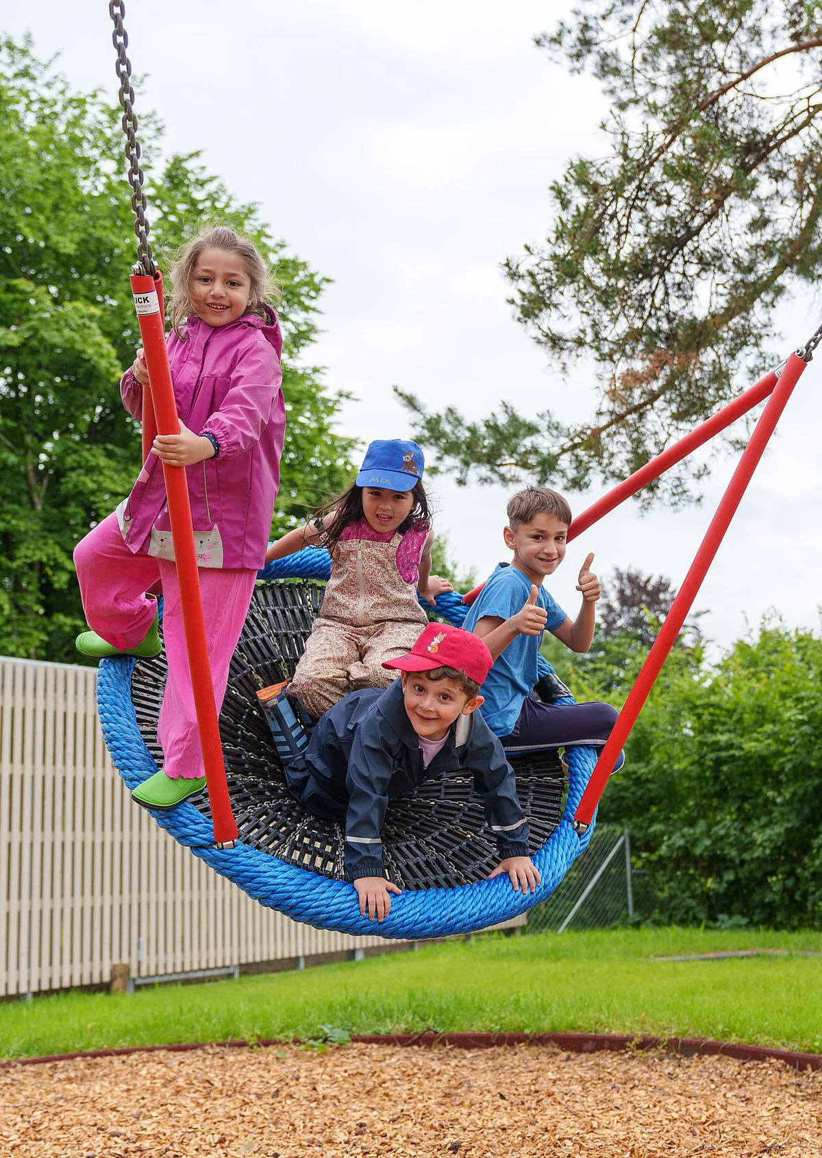 Kinder auf einer Korbschaukel: Regelmäßige Bewegung ist wichtig.
