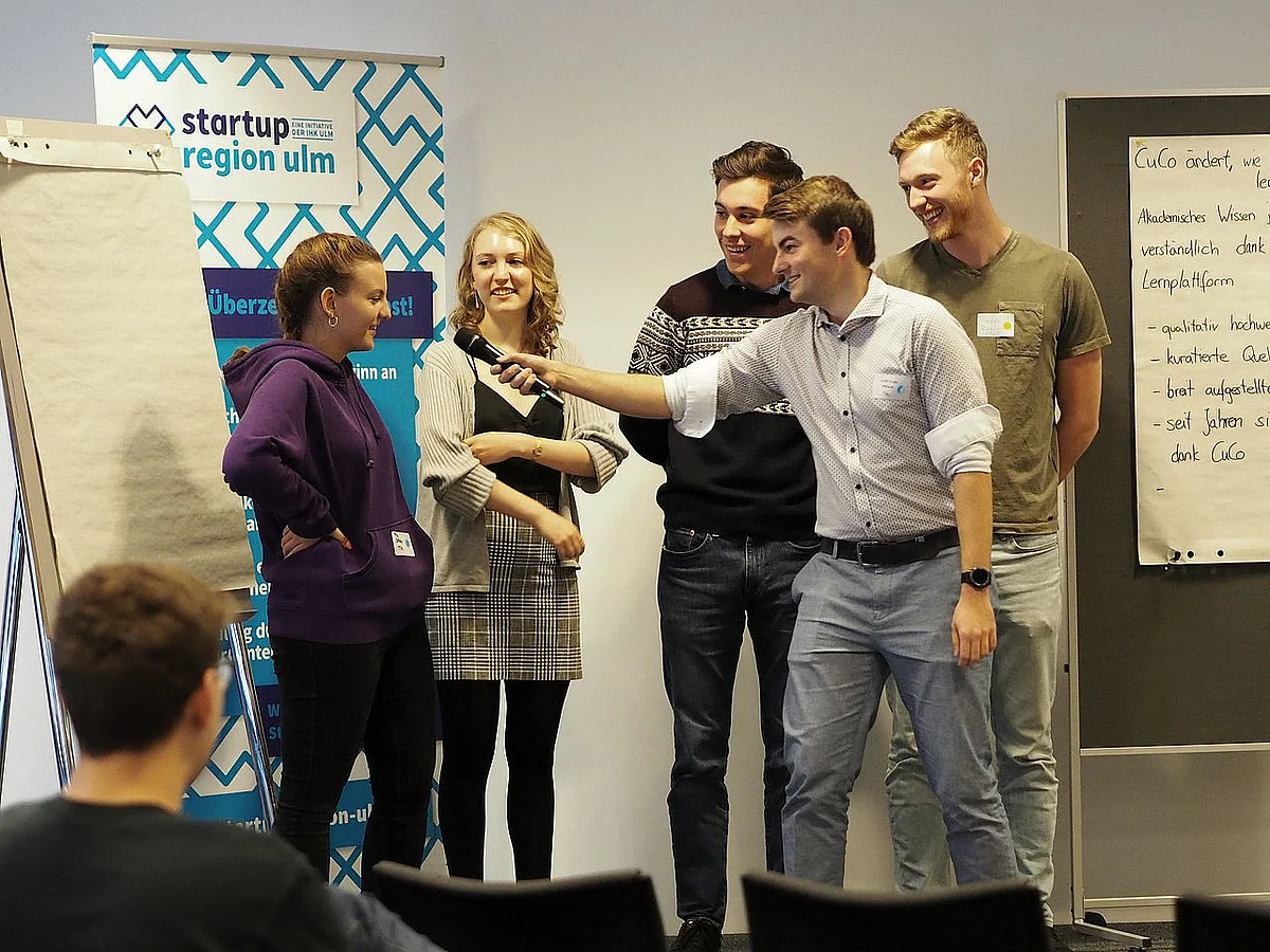 Studierende des Boot Camps vom Wintersemester beim Pitch Training.