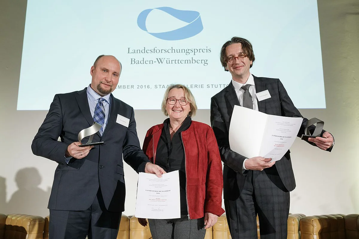 Die Landesforschungspreisträger Prof. Fedor Jelezko von der Universität Ulm (rechts) und Dr. Georg Gdynia (Uniklinik Heidelberg; links) mit Wissenschaftsministerin Theresia Bauer (Foto:MWK BW/ Jan Potente)