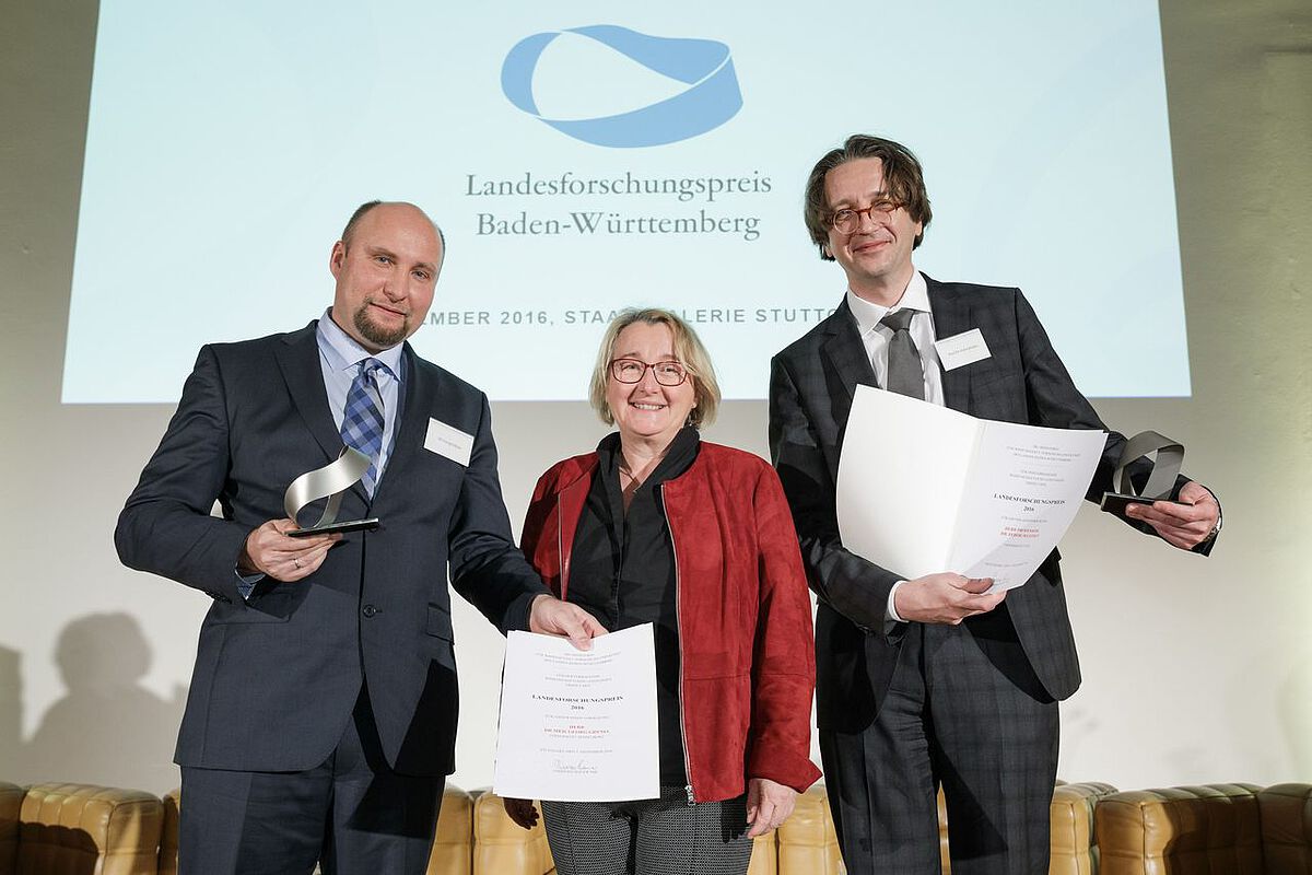 Die Landesforschungspreisträger Prof. Fedor Jelezko von der Universität Ulm (rechts) und Dr. Georg Gdynia (Uniklinik Heidelberg; links) mit Wissenschaftsministerin Theresia Bauer (Foto:MWK BW/ Jan Potente)