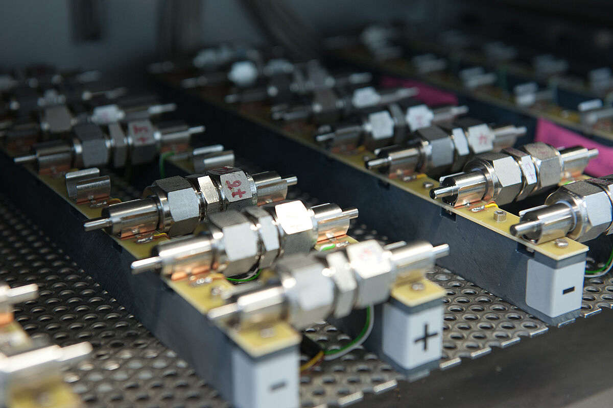 Im Exzellenzcluster zur Batterieforschung suchen Forschende nach leistungsfähigen und umweltschonenden Alternativen zur Lithium-Ionen-Batterie