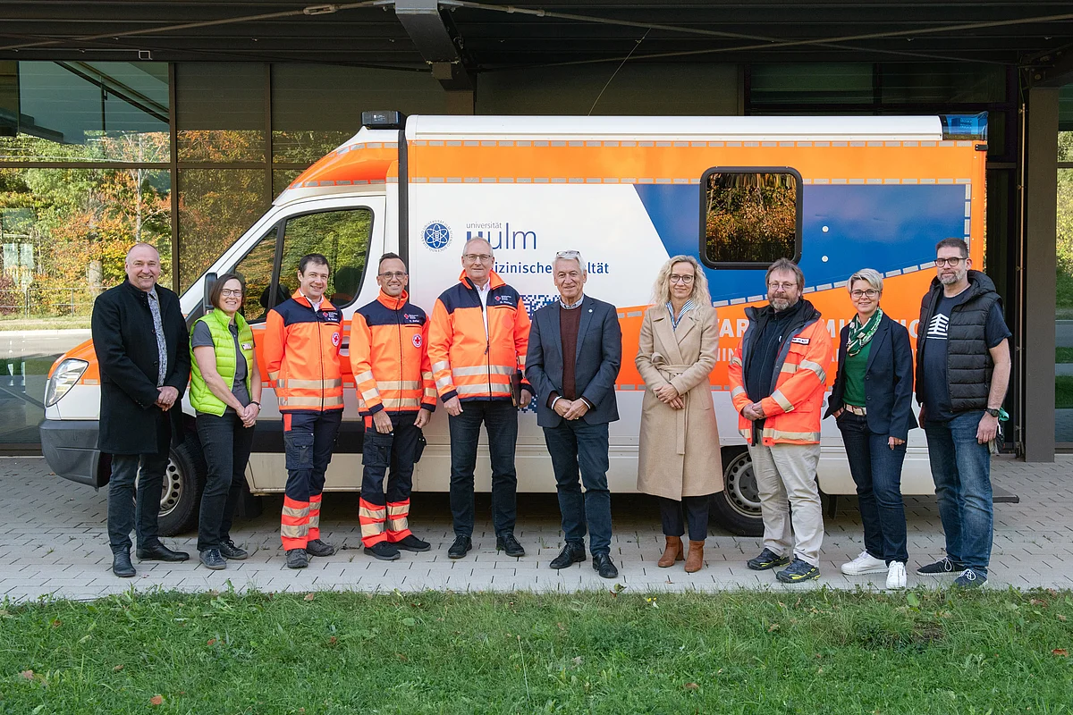 Gruppenbild der Akteure vor dem Simulations-Rettungswagen
