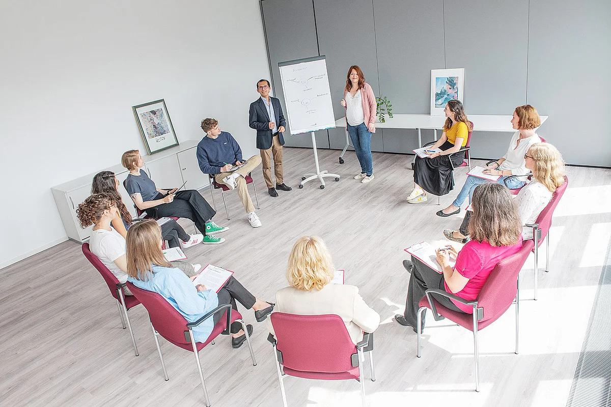 Besprechung mit Mitarbeiterinnen und Mitarbeitern