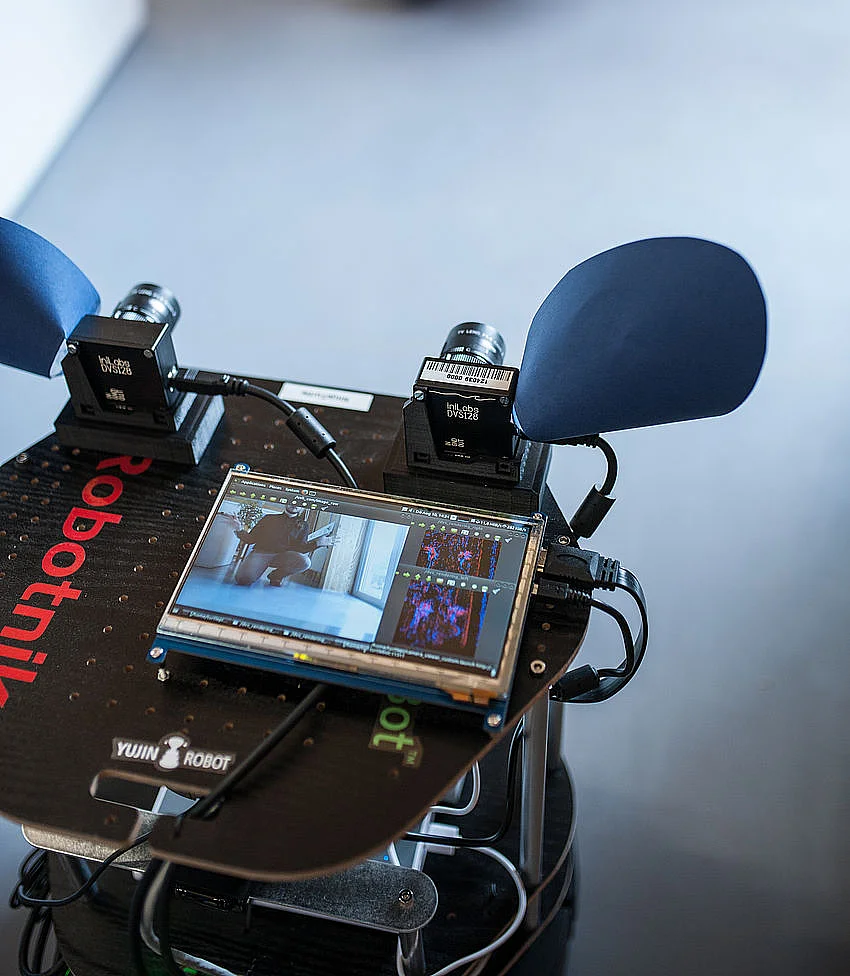 Forschung an der Universität Ulm mit dem Roboter Furby zur Künstlichen Intelligenz