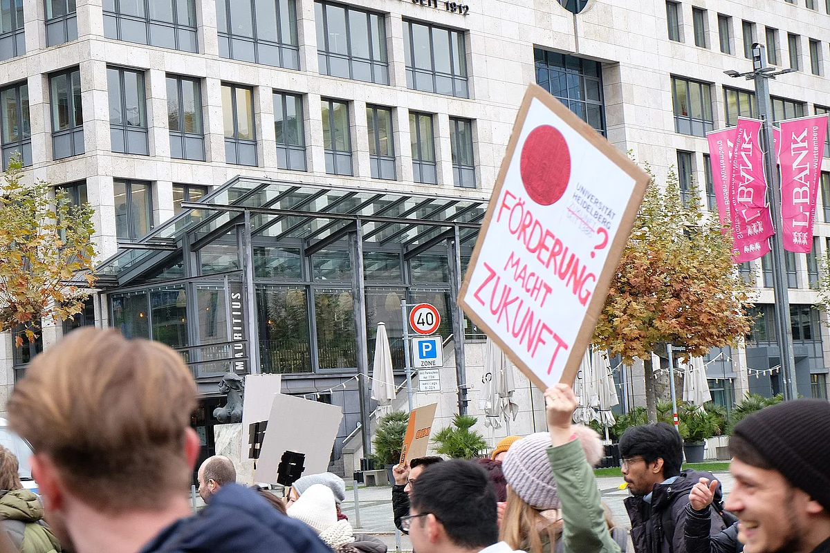 Die Protestierenden ziehen mit Plakaten durch die Stuttgarter Innenstadt 