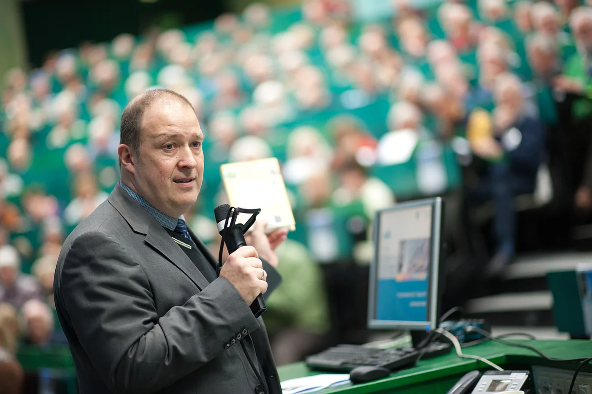 Markus Marquard begrüßt bei einer Akademiewoche (Foto: Eberhardt/kiz)