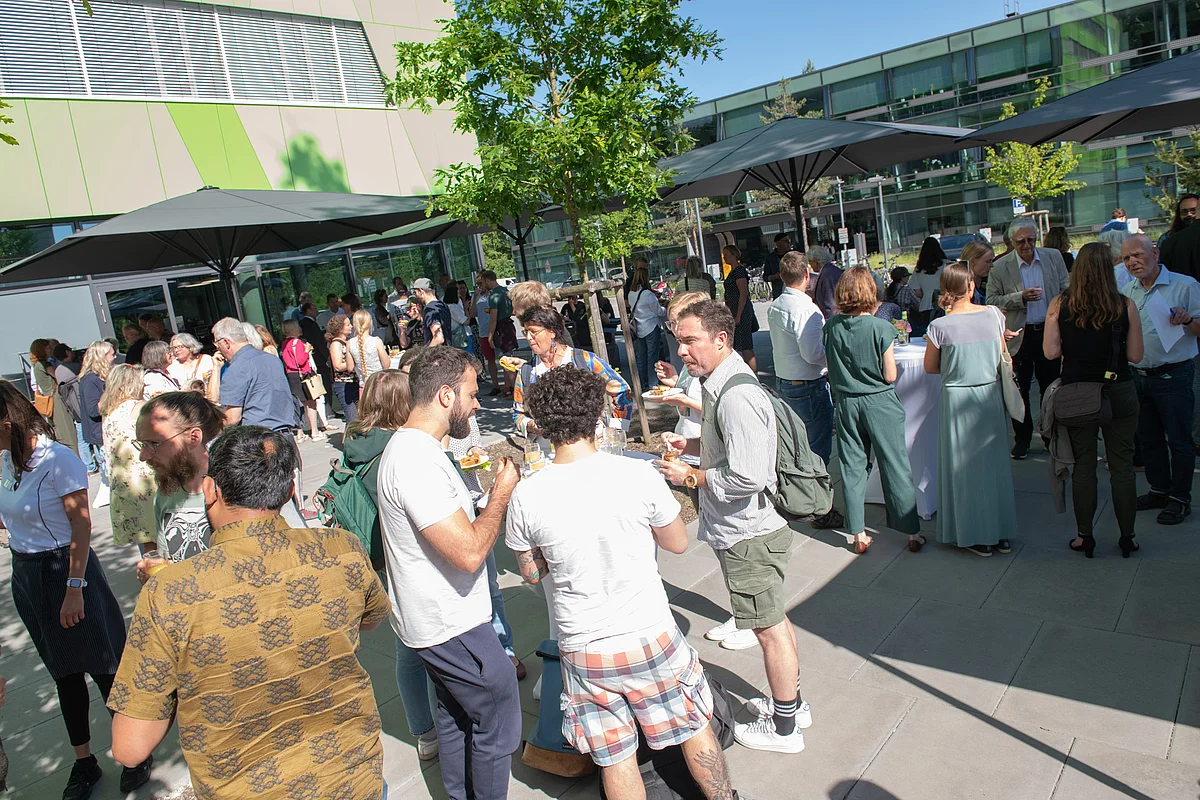 Sektempfang vor dem TTU der Uni Ulm