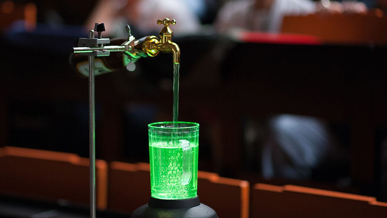 Becherglas mit fluoreszierender Flüssigkeit Becherglas mit fluoreszierender Flüssigkeit