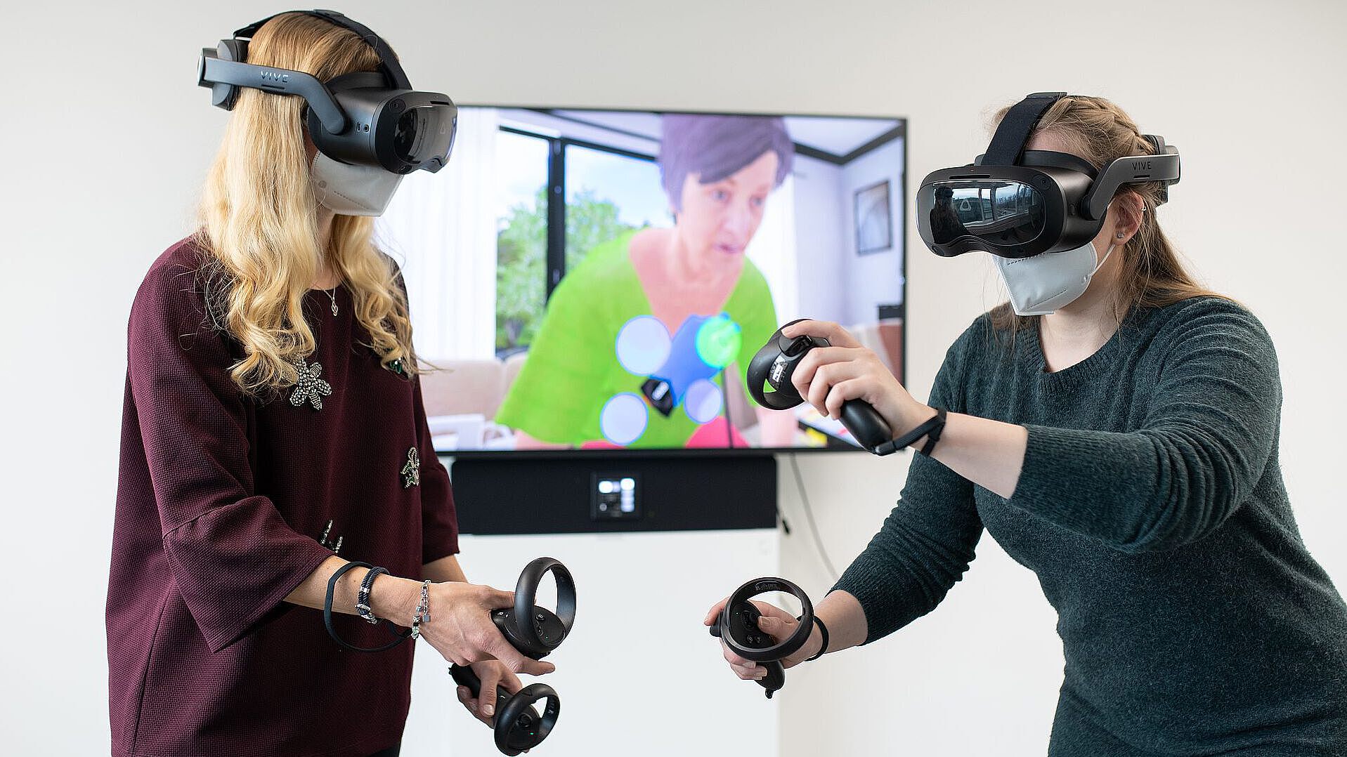 Zwei weibliche Studierende mit VR-Brille und Controller  