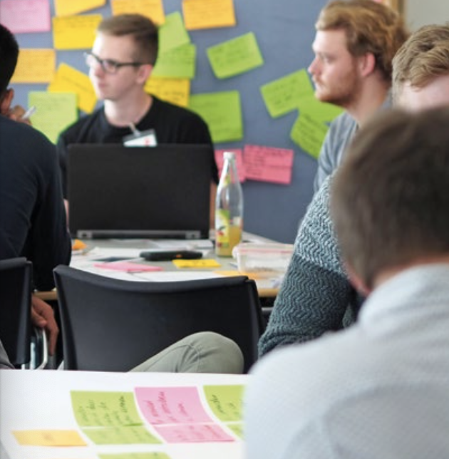 Founder's Garage Mitglieder der Founder's Garage am Diskutieren