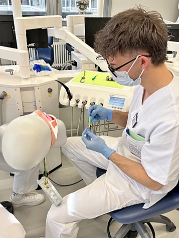 Die Lokalanästhesie gehört zu den Grundlagen, die in den praktischen Kursen in den Skills Labs gelehrt werden (Foto: Universität Ulm) 