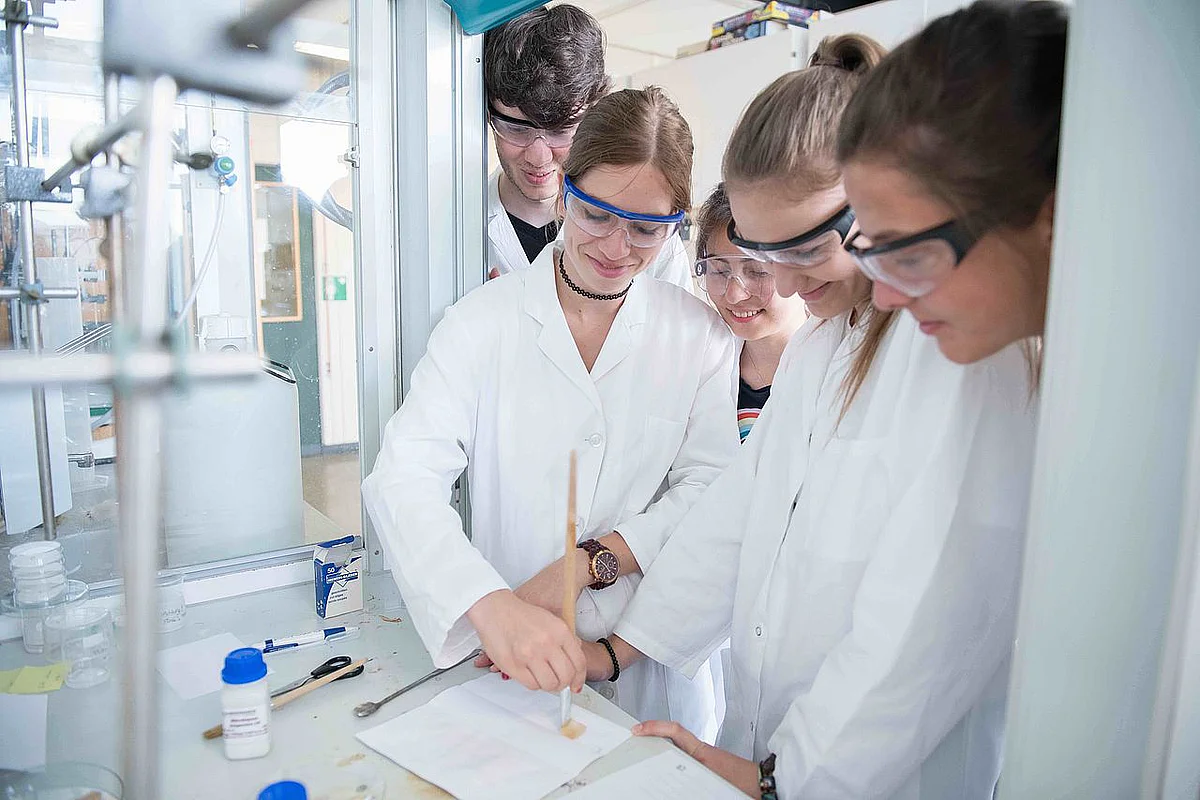 Schüler experimentieren 