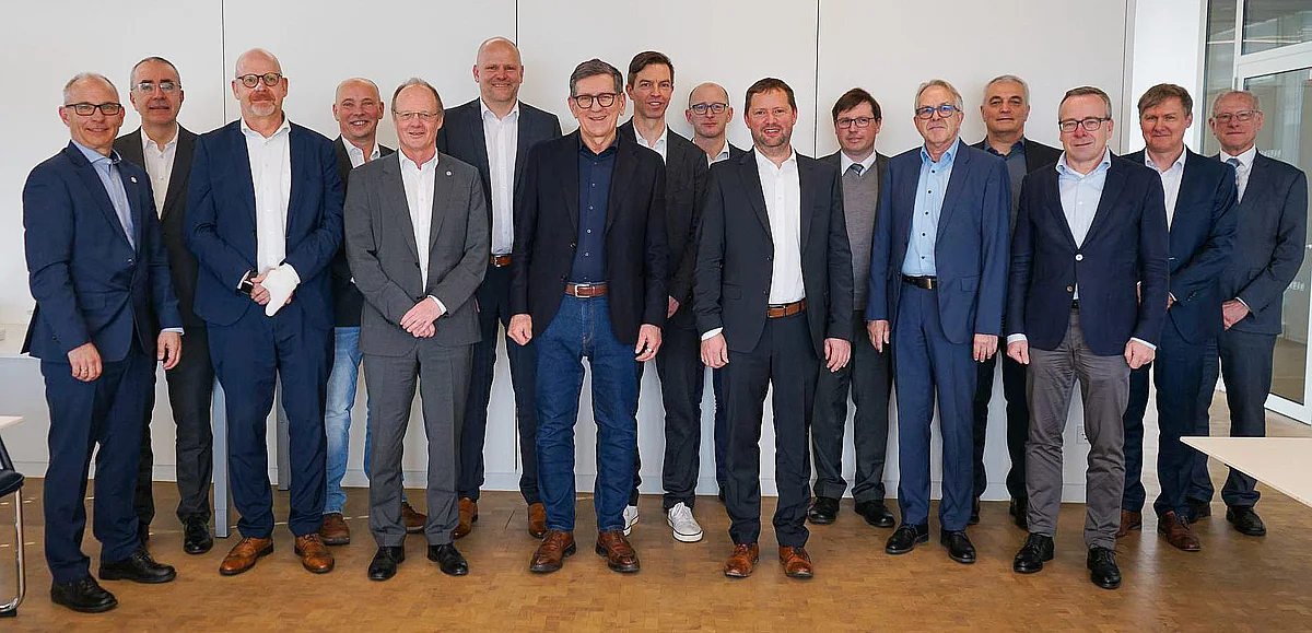Gruppenfoto von Vertretern der Universität Ulm, des Ferdinand-Steinbeis-Instituts Heilbronn und der Dieter Schwarz Stiftung 