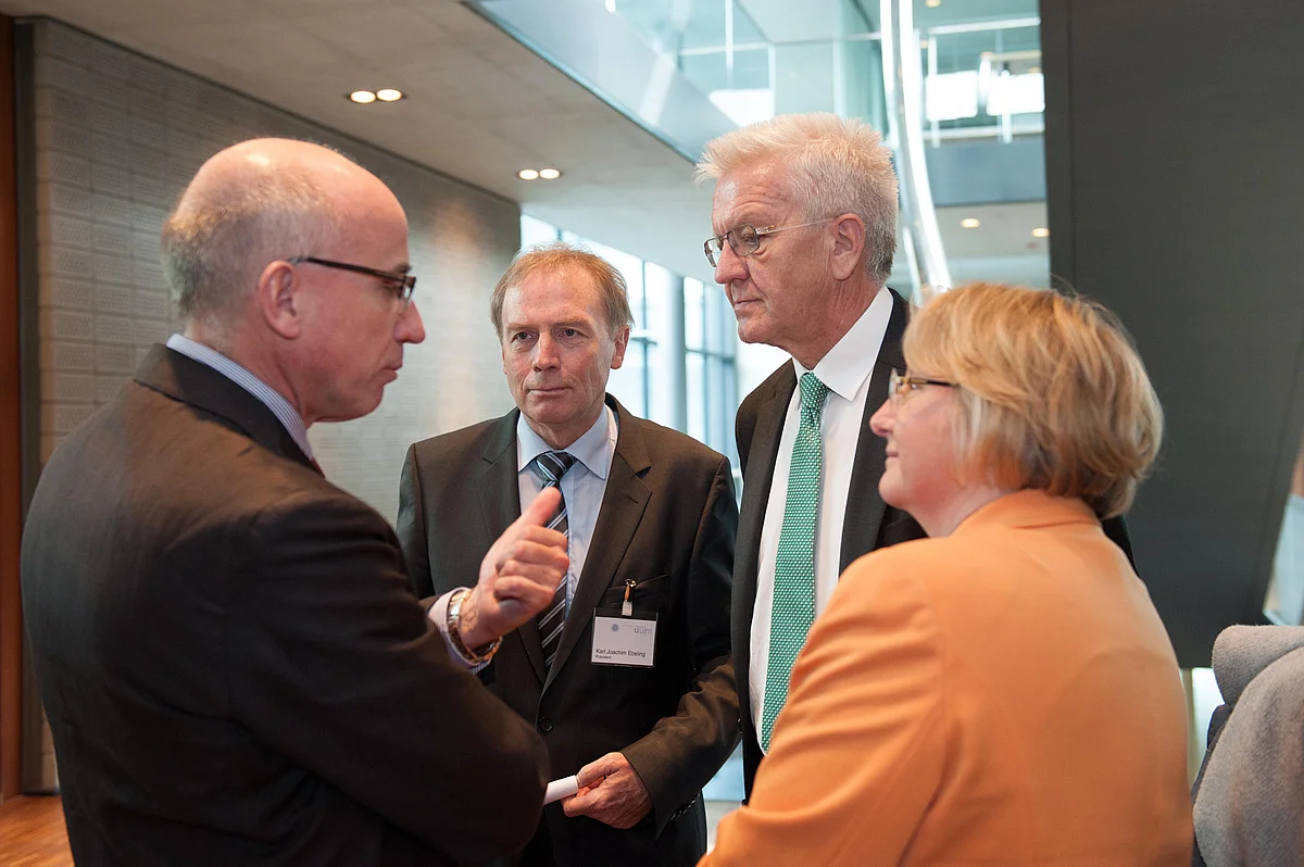 Auch im Labor des Stammzellforschers Prof. Hartmut Geiger (rechts) informierten sich Winfried Kretschmann (Mitte) und Wissenschaftsministerin Theresia Bauer (2.v.l.) über Ulmer Forschungsaktivitäten
Ministerpräsident Winfried Kretschmann (2.v.r.) und 