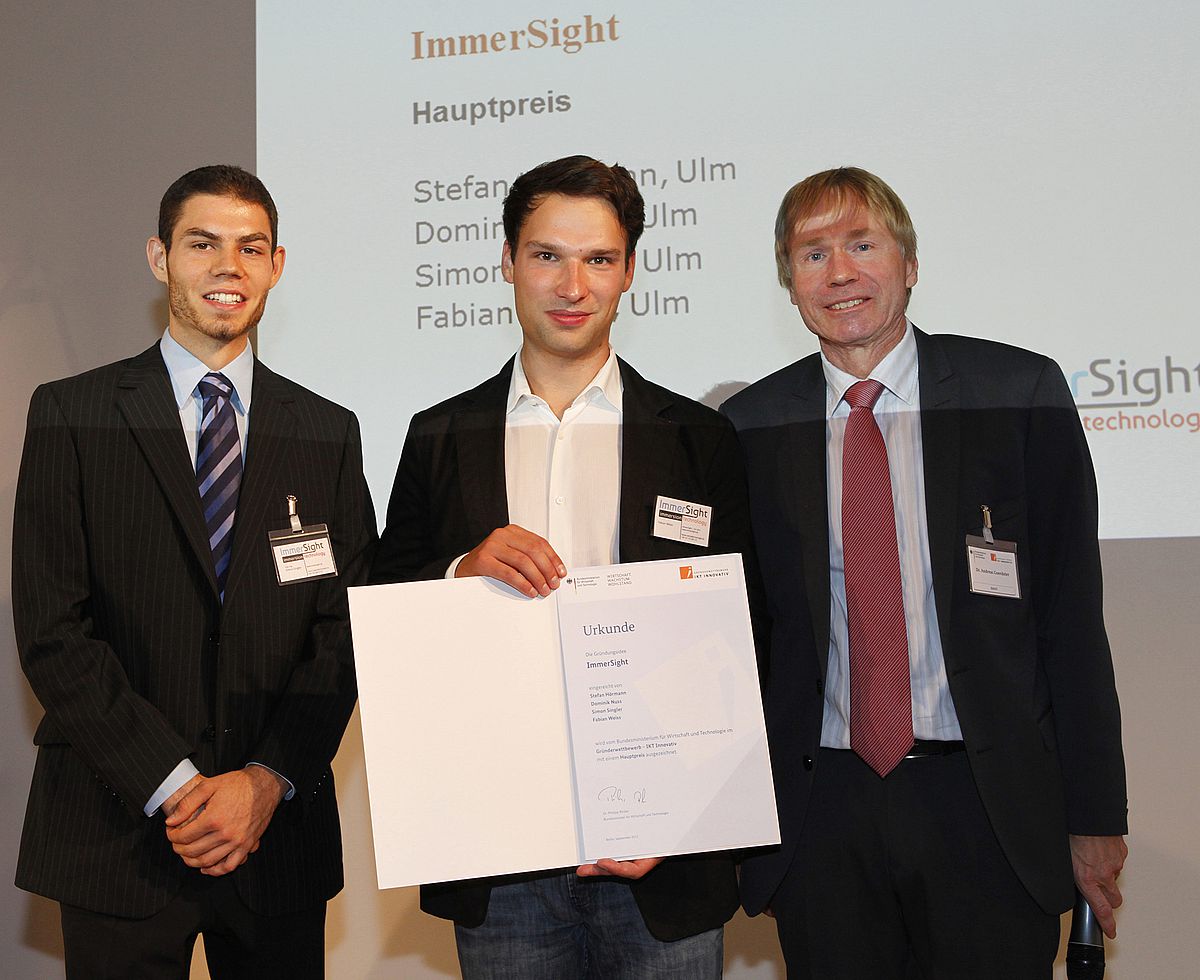 Freude über den Hauptpreis des Gründer-Wettbewerbs IKT innovativ: Simon Singler und Fabian Weiss von Immersight flankiert von Dr. Andreas Goerdeler, Referatsleiter am Bundesministerium für Wirtschaft- und Technologie (v.l.)