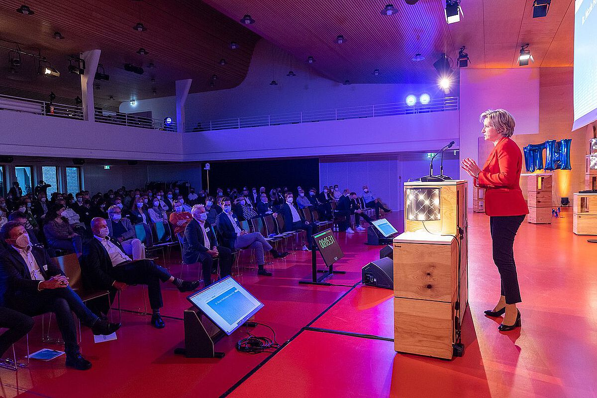 Wirtschaftsministerin Dr. Nicole Hoffmeiser-Kraut beim hightechsummit in Suttgart 