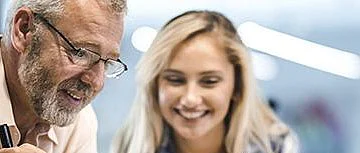 junge Frau und älterer Herr im Gespräch