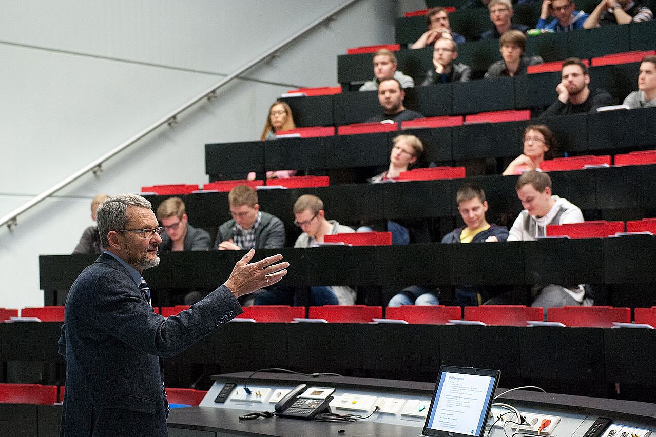 Prof. Dr. Ulrich Stadtmüller, im Hörsaal, Vorlesung 2014