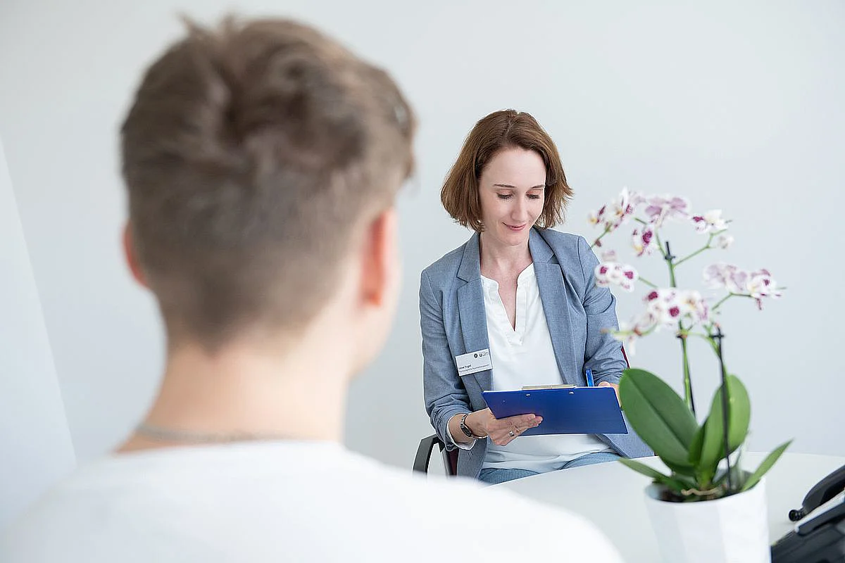 eine Therapeutin im Patientengespräch