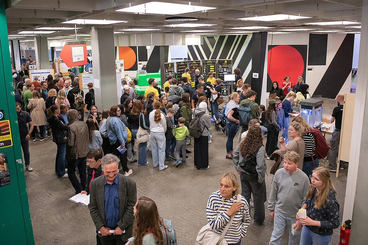 Viele Besucherinnen und Besucher im Forum der Universität Ulm